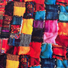 Lade das Bild in den Galerie-Viewer, Baumwollstoff I Stoff Meterware Patchwork-Muster mit kräftigen Farben und Fransen