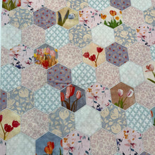 Lade das Bild in den Galerie-Viewer, Baumwollstoff I Patchwork Hexagon Blumenstoff Bunte Blumen Tulpen