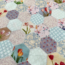 Lade das Bild in den Galerie-Viewer, Baumwollstoff I Patchwork Hexagon Blumenstoff Bunte Blumen Tulpen