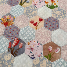 Lade das Bild in den Galerie-Viewer, Baumwollstoff I Patchwork Hexagon Blumenstoff Bunte Blumen Tulpen