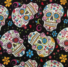 Lade das Bild in den Galerie-Viewer, Baumwollstoff I Patchworkstoff Totenkopf mit Blumen Muster auf Schwarz