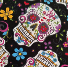 Lade das Bild in den Galerie-Viewer, Baumwollstoff I Patchworkstoff Totenkopf mit Blumen Muster auf Schwarz