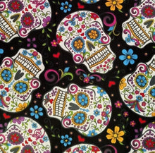 Lade das Bild in den Galerie-Viewer, Baumwollstoff I Patchworkstoff Totenkopf mit Blumen Muster auf Schwarz
