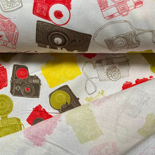Lade das Bild in den Galerie-Viewer, Baumwollstoff | Analoge Kameras auf Weiß