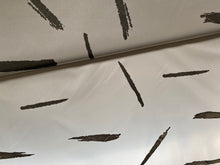 Lade das Bild in den Galerie-Viewer, Reflektierender Stoff mit schwarzem Streifenmuster