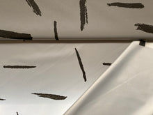 Lade das Bild in den Galerie-Viewer, Reflektierender Stoff mit schwarzem Streifenmuster