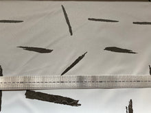 Lade das Bild in den Galerie-Viewer, Reflektierender Stoff mit schwarzem Streifenmuster