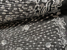 Lade das Bild in den Galerie-Viewer, Paillettenstoff | 3D Stickerei
