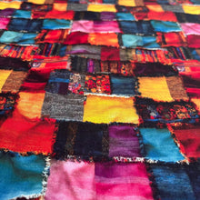 Lade das Bild in den Galerie-Viewer, Baumwollstoff I Stoff Meterware Patchwork-Muster mit kräftigen Farben und Fransen

