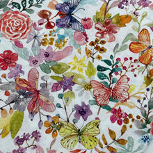 Lade das Bild in den Galerie-Viewer, Baumwollstoff | Patchwork Blumen Blumenfeld Schmetterlinge
