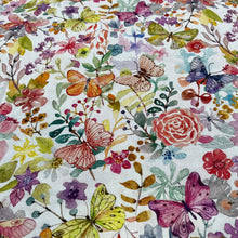 Lade das Bild in den Galerie-Viewer, Baumwollstoff | Patchwork Blumen Blumenfeld Schmetterlinge
