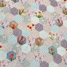 Lade das Bild in den Galerie-Viewer, Baumwollstoff I Patchwork Hexagon Blumenstoff Bunte Blumen Tulpen

