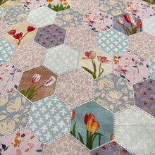 Lade das Bild in den Galerie-Viewer, Baumwollstoff I Patchwork Hexagon Blumenstoff Bunte Blumen Tulpen
