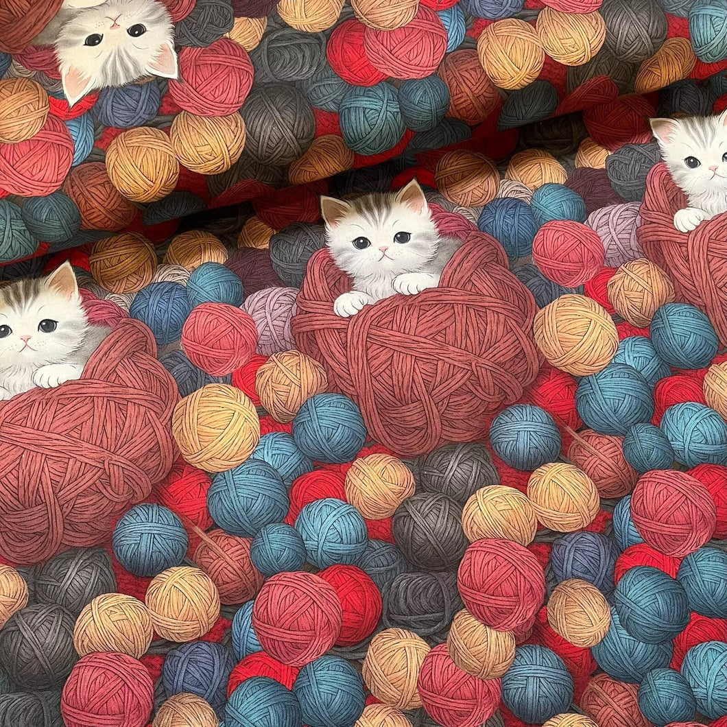 Baumwollstoff I Spielende Katze mit diversen Wollknäueln