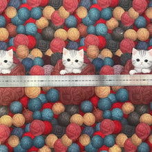 Lade das Bild in den Galerie-Viewer, Baumwollstoff I Spielende Katze mit diversen Wollknäueln
