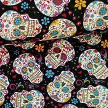 Lade das Bild in den Galerie-Viewer, Baumwollstoff I Patchworkstoff Totenkopf mit Blumen Muster auf Schwarz
