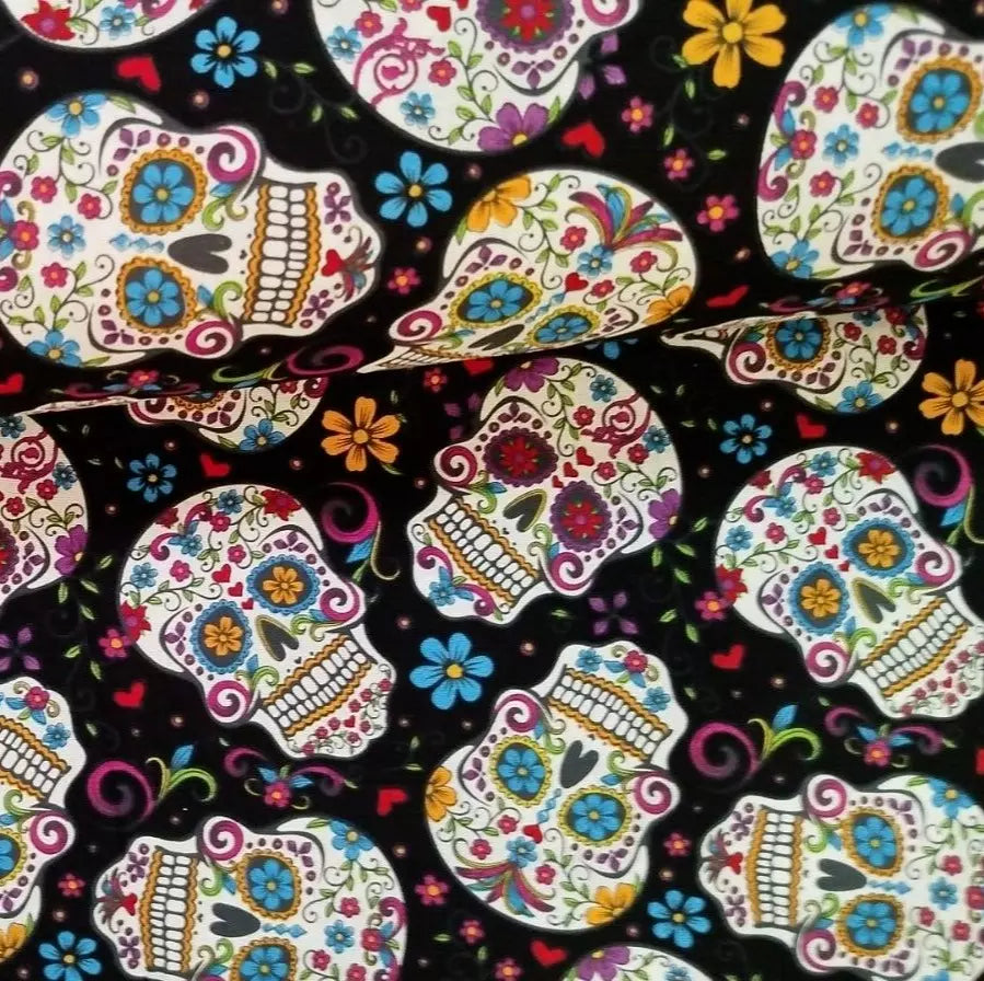 Baumwollstoff I Patchworkstoff Totenkopf mit Blumen Muster auf Schwarz